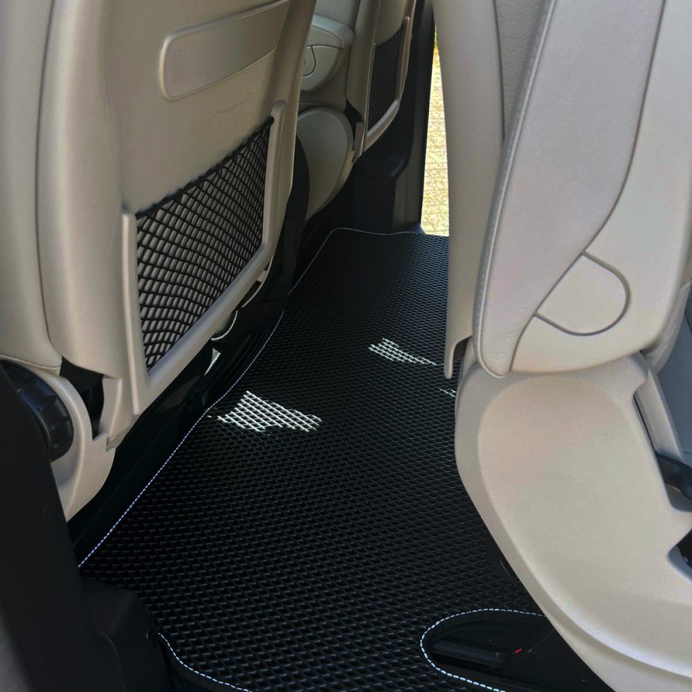 Vloermat tussen_achter Mercedes bus